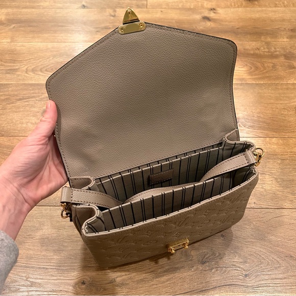 Louis Vuitton Pochette Metis handbag in turtle dove - Comes with box and dustbag - Picture 13 of 15